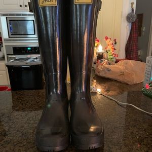 Joules rubber rain boots.If you wear size 8 the size 6 uk same.